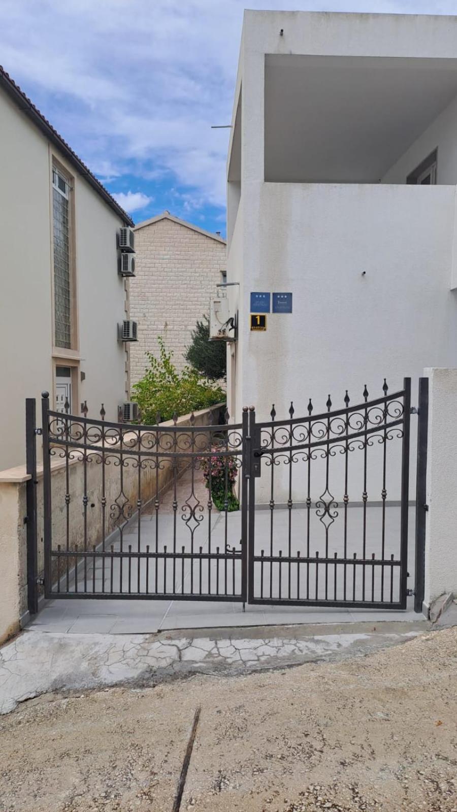 Apartments Slavica โบล ภายนอก รูปภาพ